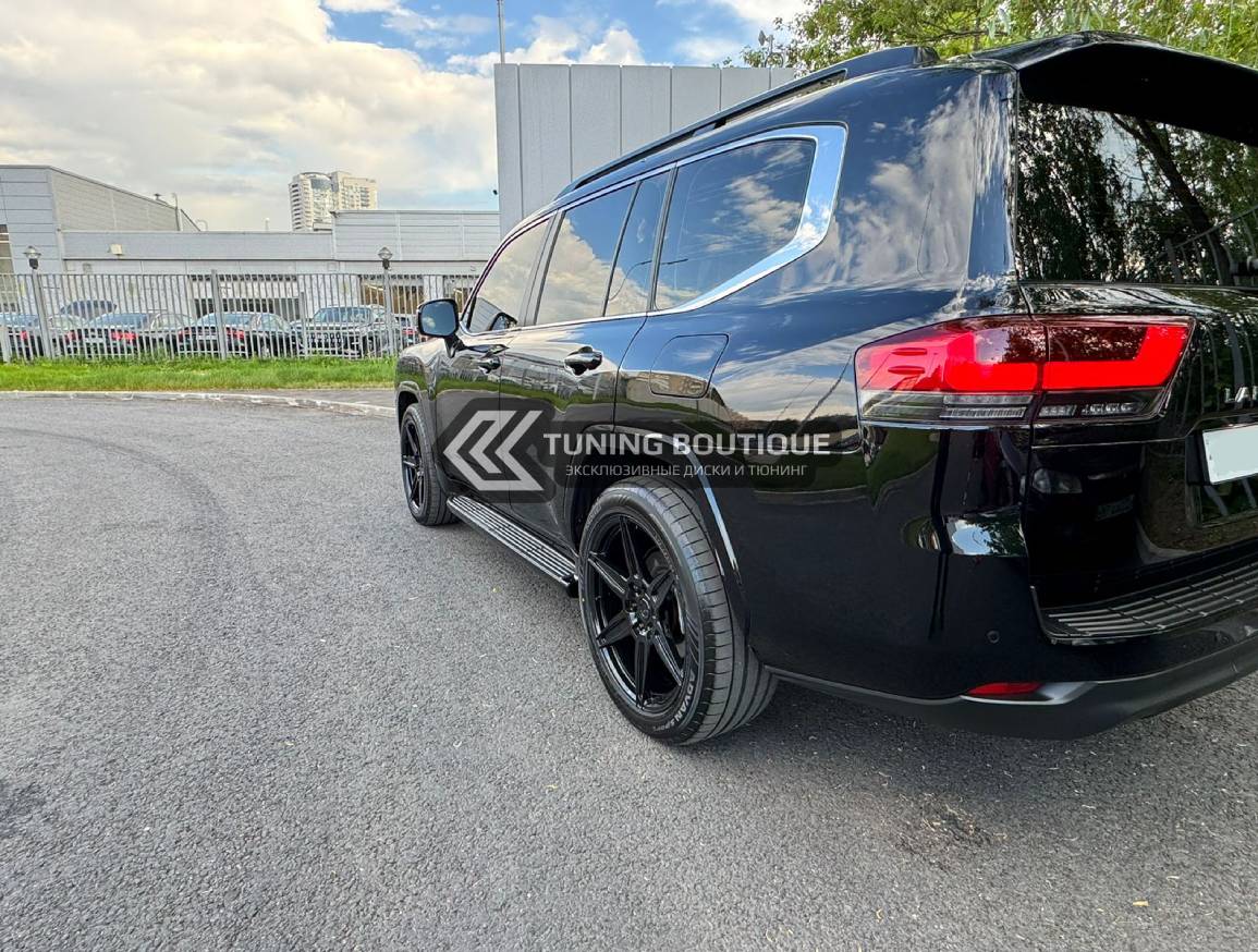 Toyota Land Cruiser 300 на 22" кованых дисках нашего производства фото 2